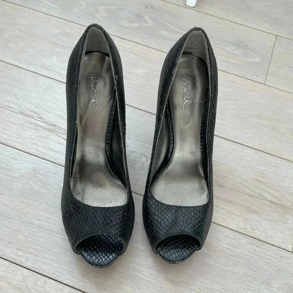 𝅺black snake bossed peep toe pumps